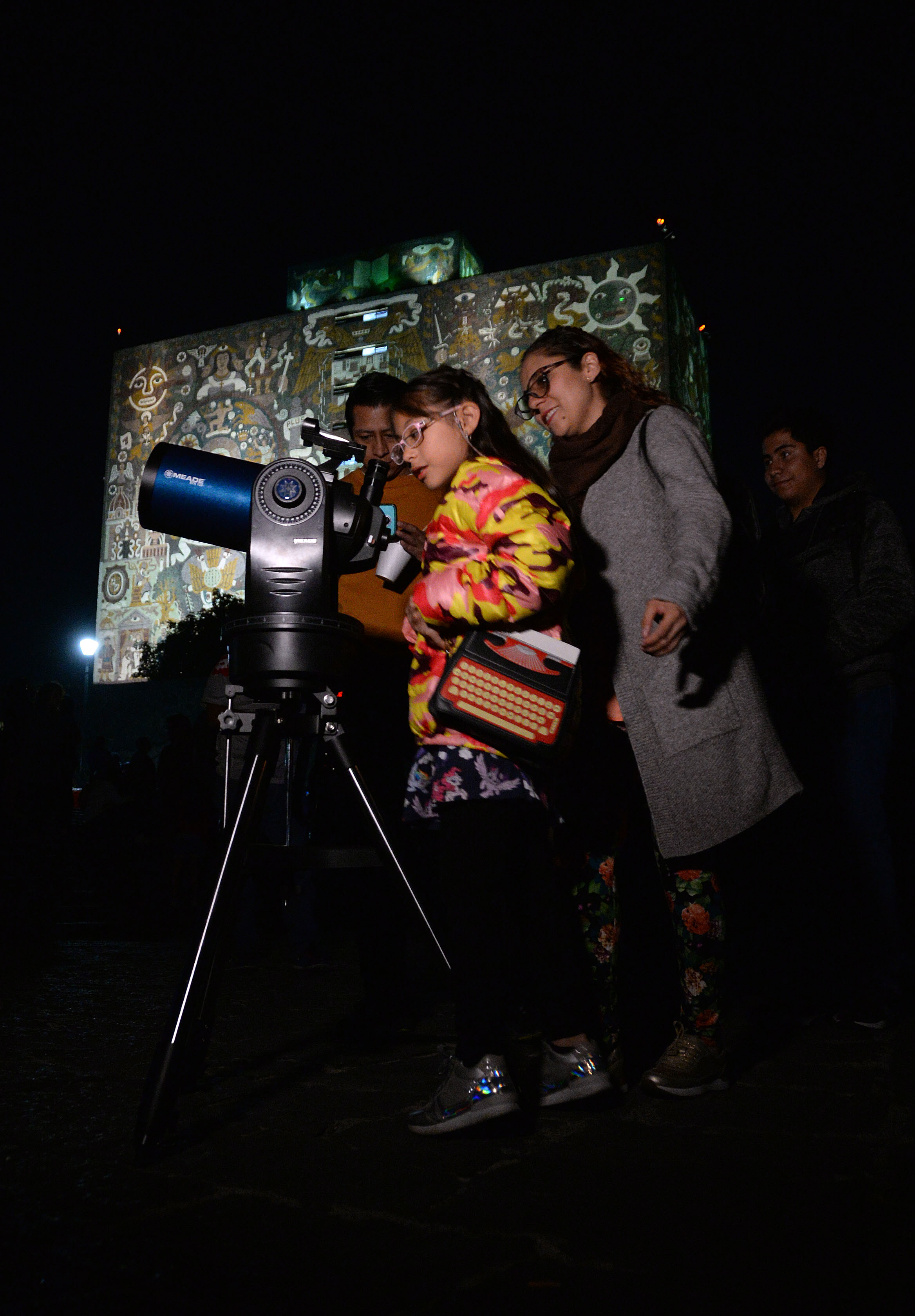 Familias asisten a la Noche de las Estrellas en Ciudad Universitaria - noche-de-las-estrellas-unam-mexico-familias-3