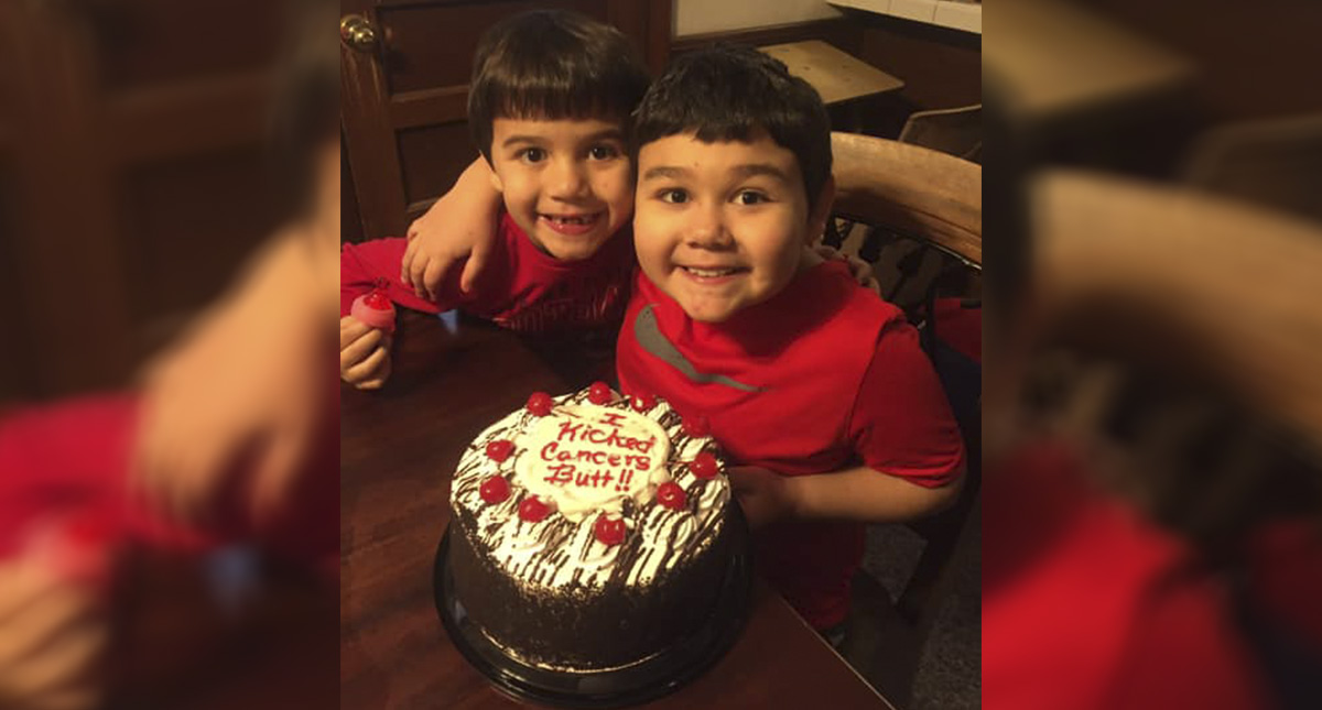 #Video Niño rompe en llanto al terminar tratamiento contra el cáncer - norman-con-pastel-que-dice-le-patee-el-trasero-al-cancer