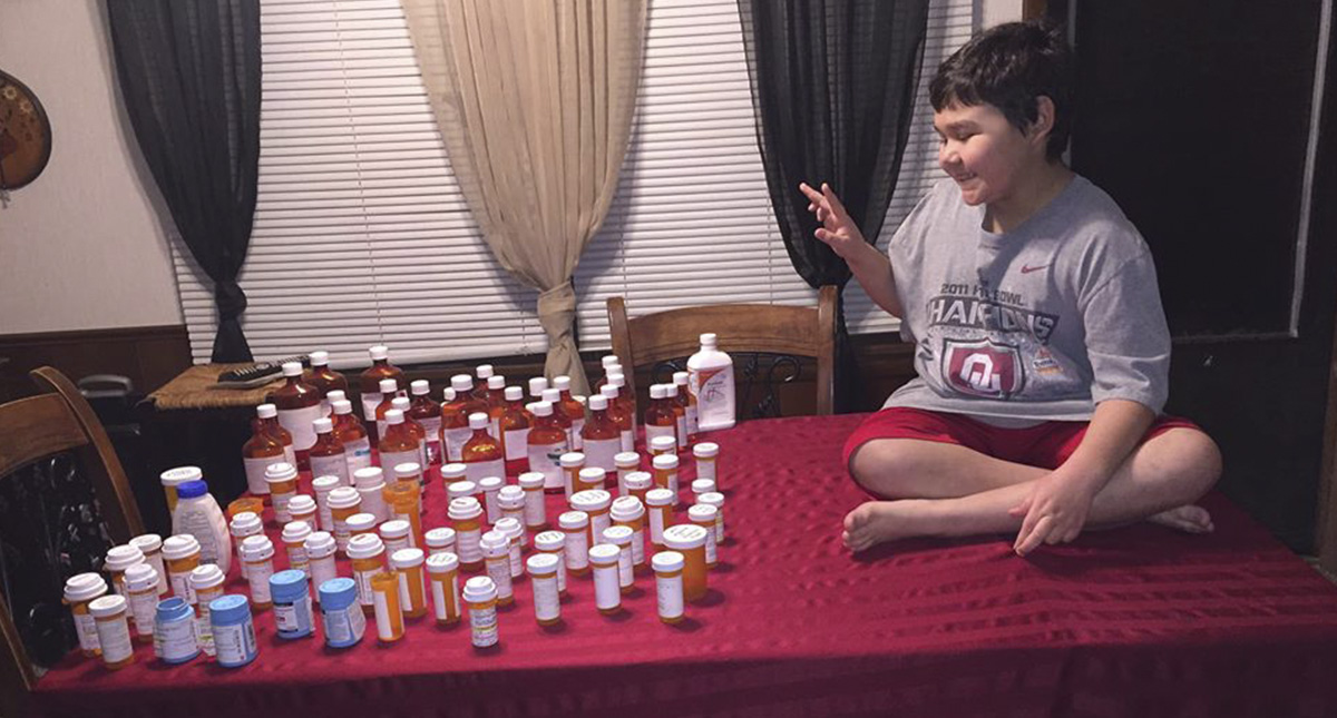 #Video Niño rompe en llanto al terminar tratamiento contra el cáncer - norman-se-despide-de-todas-las-pastillas-que-tomo-durante-tres-anos-para-combatir-el-cancer