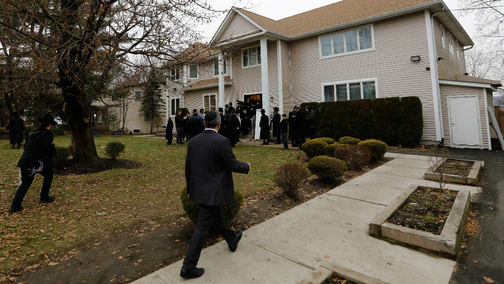 Fiscalía de EE.UU. acusa de crimen de odio a hombre que apuñaló a judíos