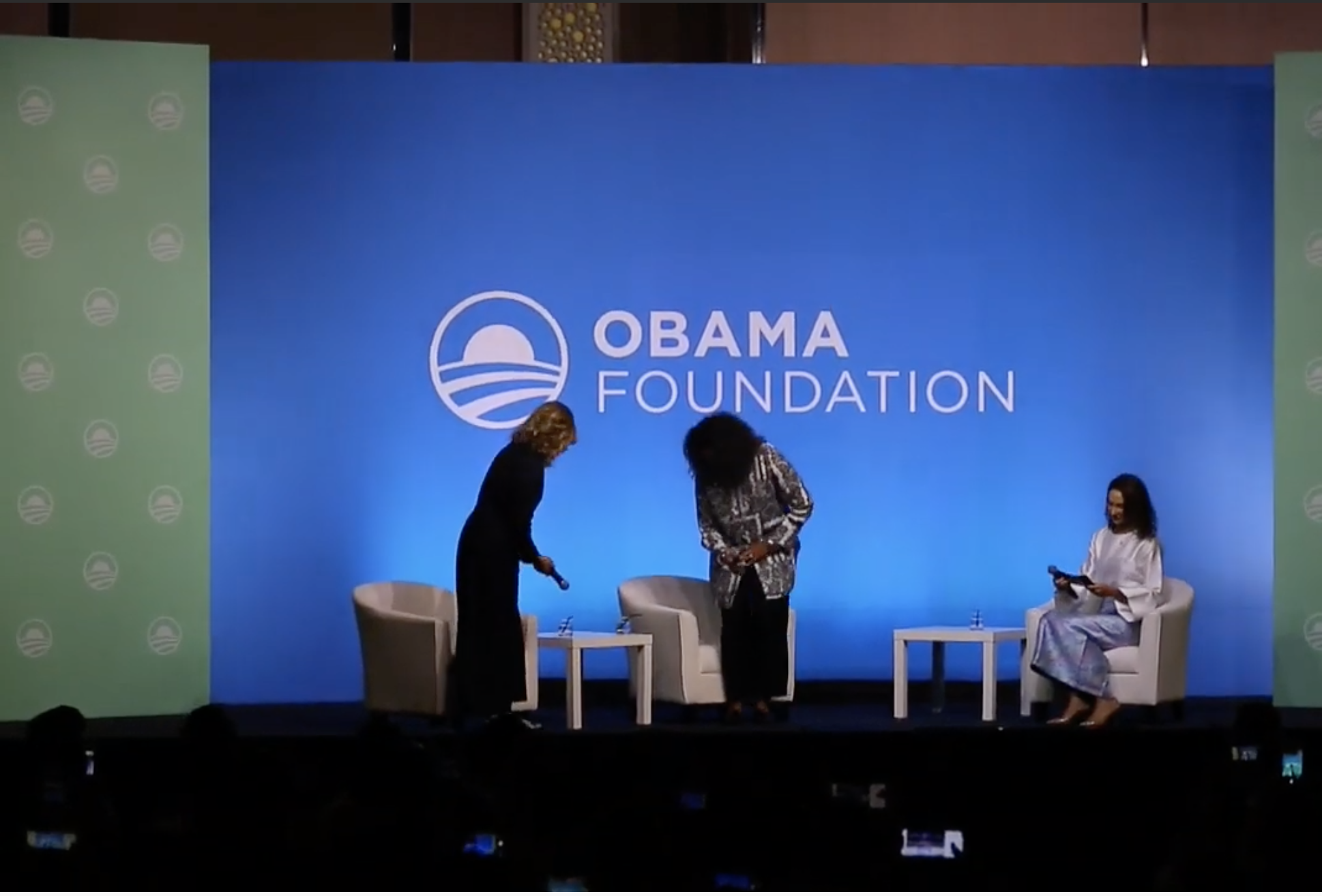 Michelle Obama y Julia Roberts animan juntas a líderes asiáticas del futuro