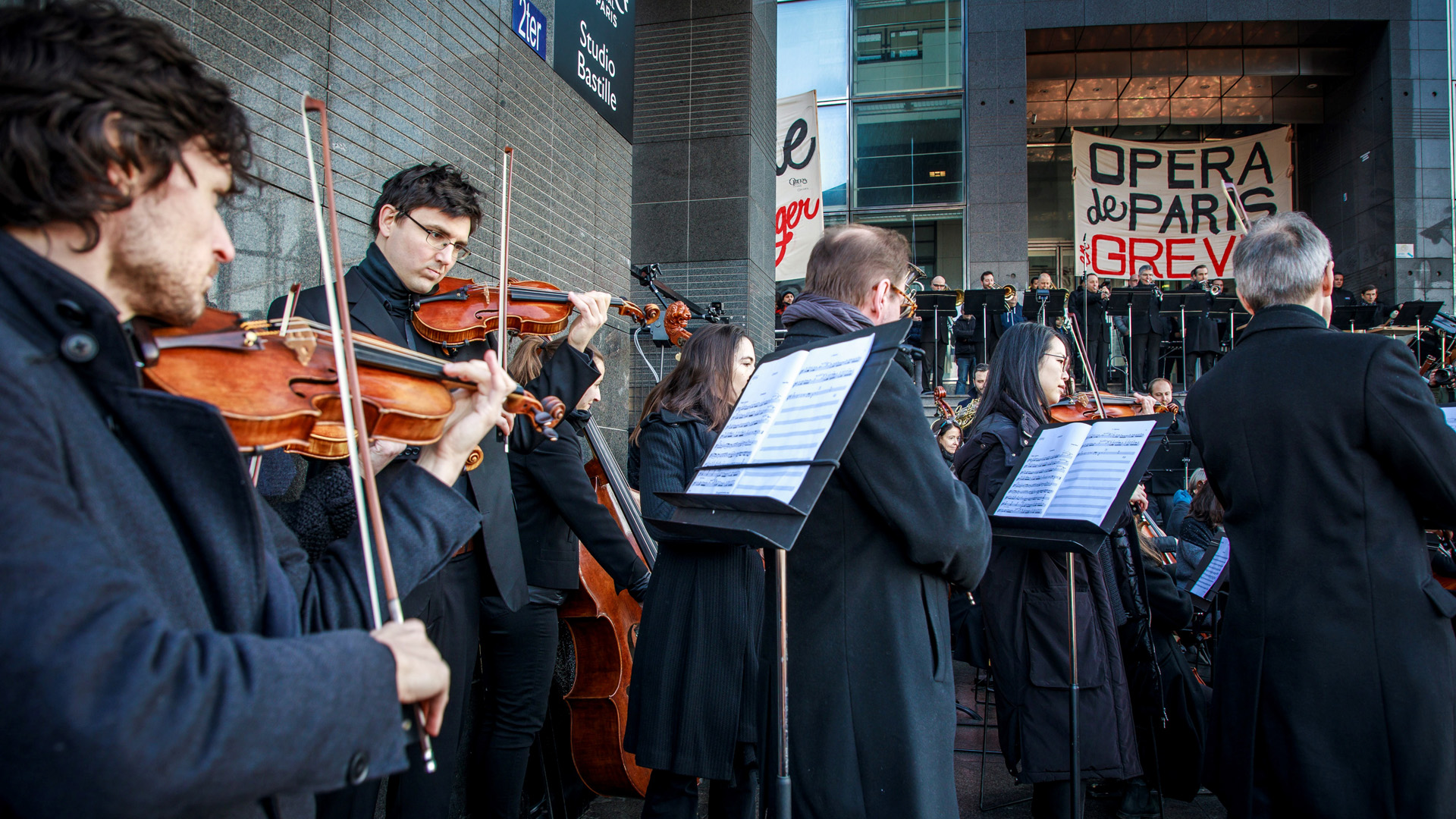 Ópera de París ofrece concierto a modo de huelga contra Macron - orquesta-de-la-opera-de-paris-en-huelga