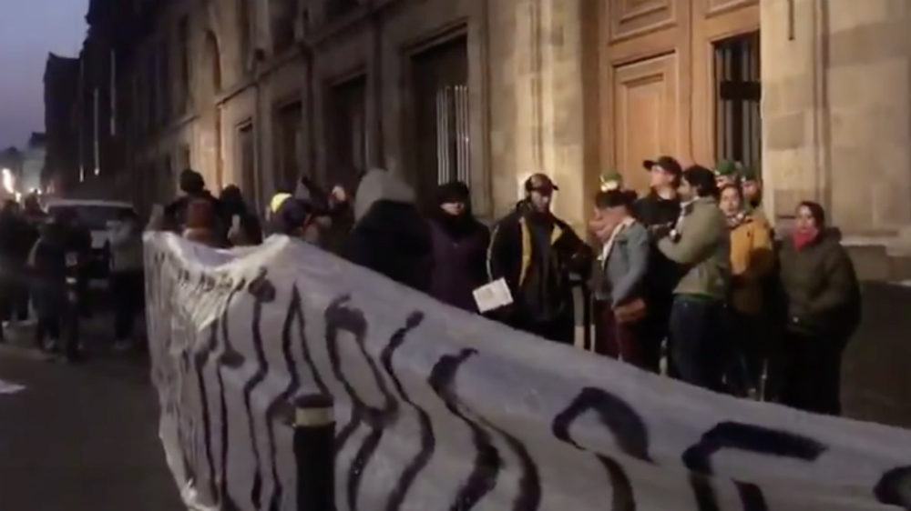 Trabajadores capitalinos bloquean accesos a Palacio Nacional