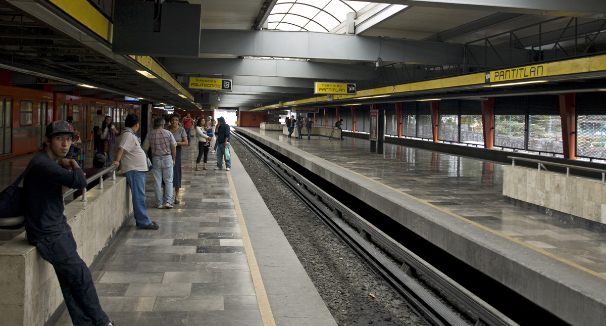 #Video Captan riña entre policías y dos hombres en Metro Pantitlán