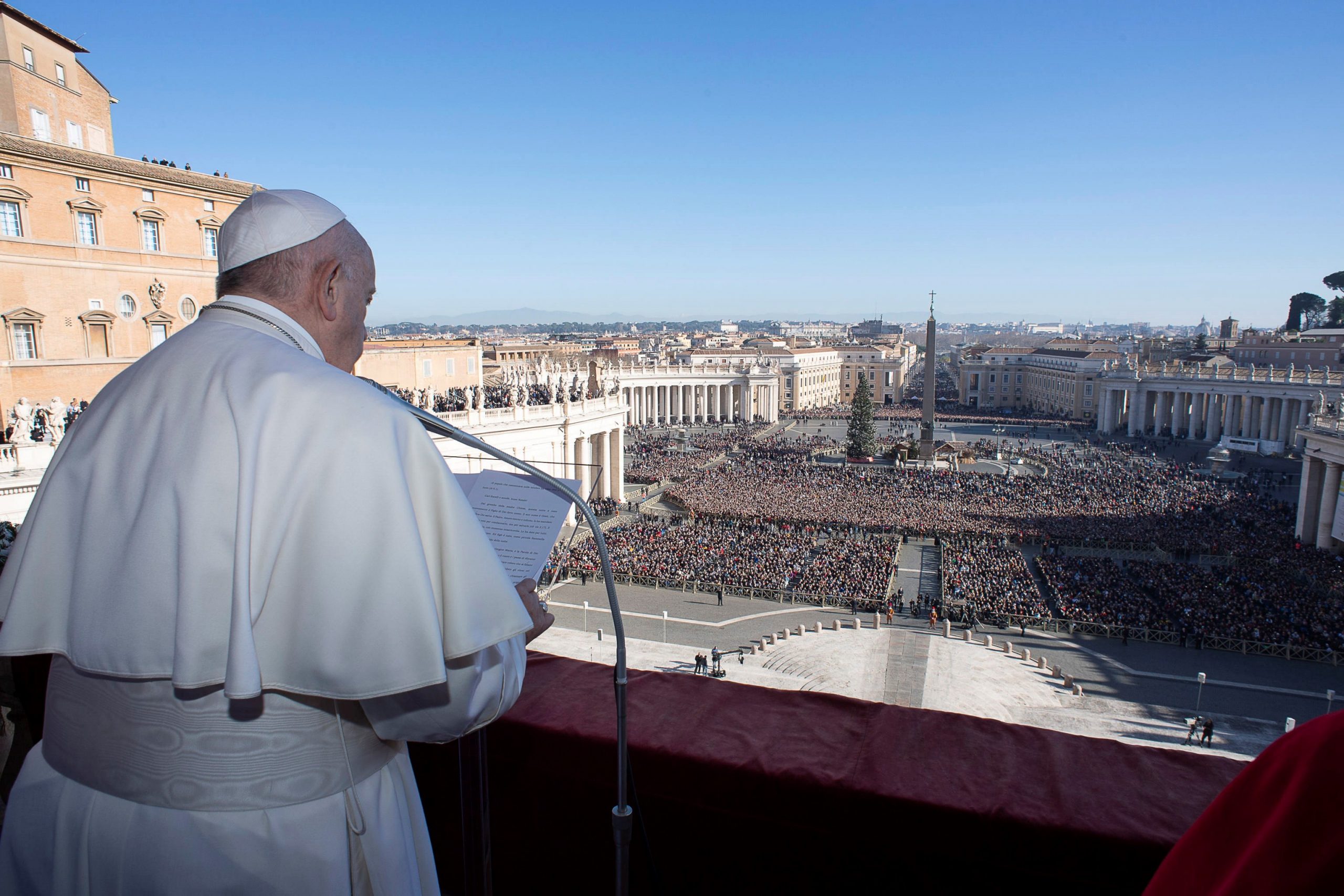 El papa afirmó que Dios ama a cada hombre, incluso al peor, en misa de Navidad