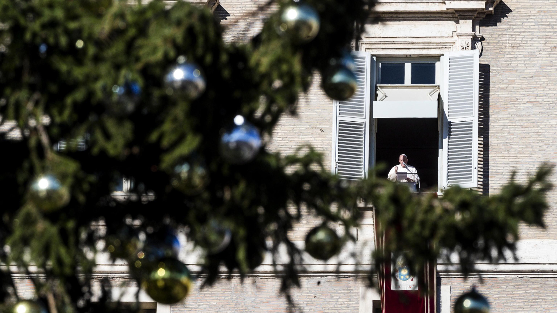 Papa Francisco reprende a niños que usan el celular mientras comen con la familia - papa-francisco-durante-el-rezo-del-angelus
