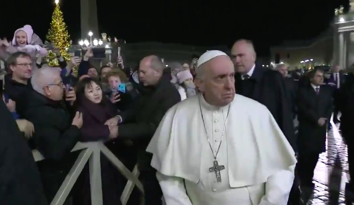 #Video Papa Francisco reprende a mujer que intentó agarrarlo de la mano