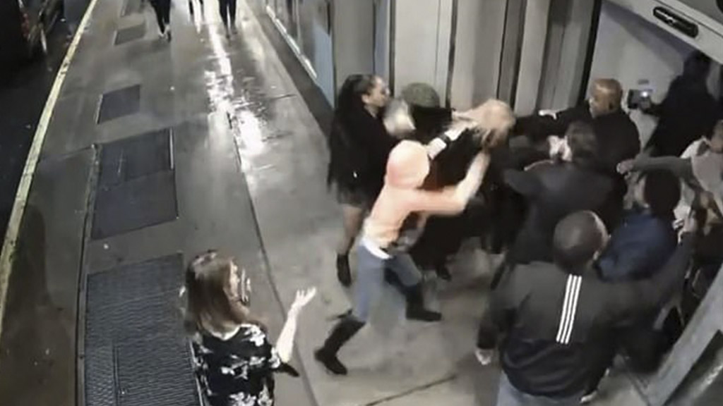 #Video Golpean a actriz y a modelo en bar de Nueva York #Video Golpean a actriz y a modelo en bar de Nueva York