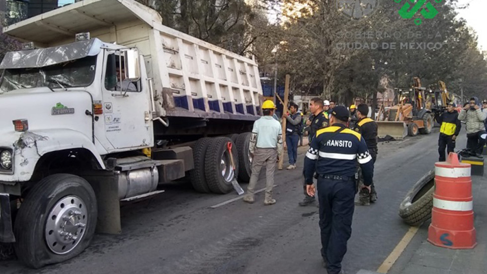 Camión de volteo cae a zanja sobre Avenida Chapultepec