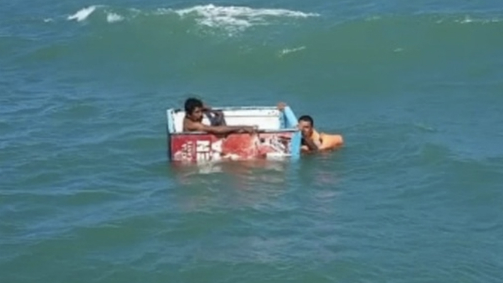 Rescatan en Tabasco a pescadores que naufragaban en nevera