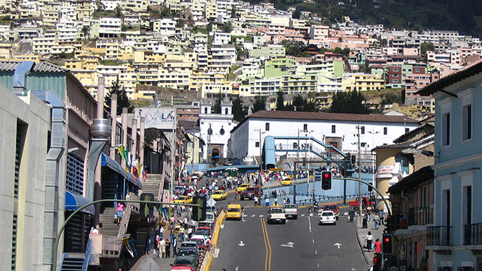 Fuerte temblor remece capital de Ecuador
