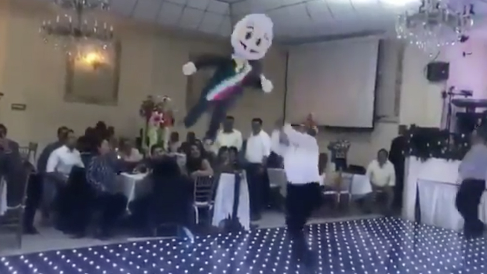 Legisladores del PRD le pegan a piñata con figura de AMLO