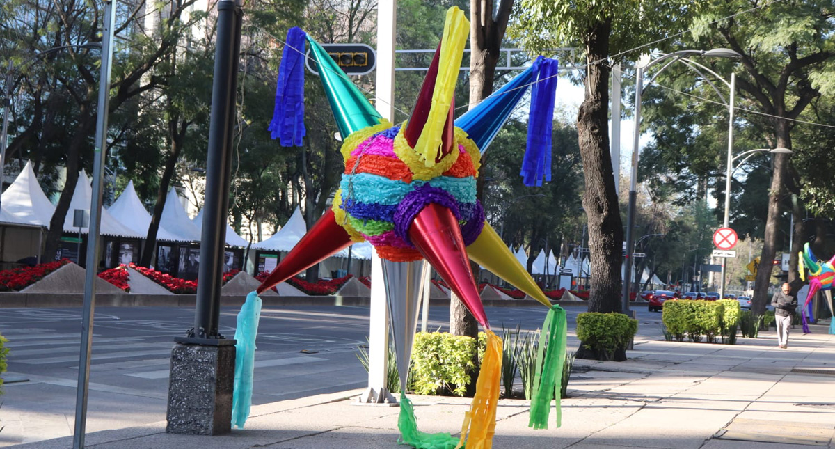 Ciudad de México se llena de nacimientos durante la Navidad - pinata-monumental-sobre-paseo-de-la-reforma