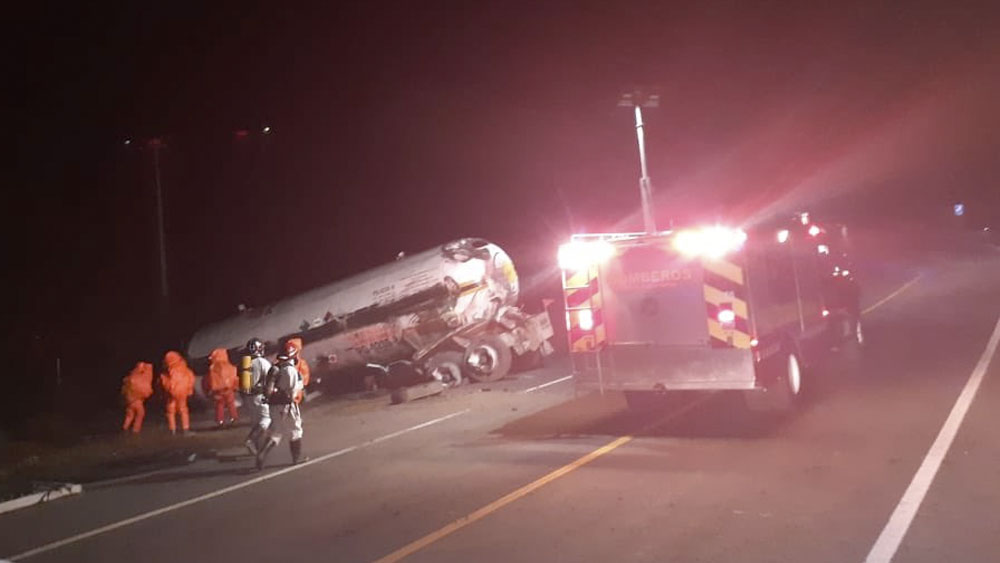 Suman cinco muertos tras volcadura de pipa en Michoacán