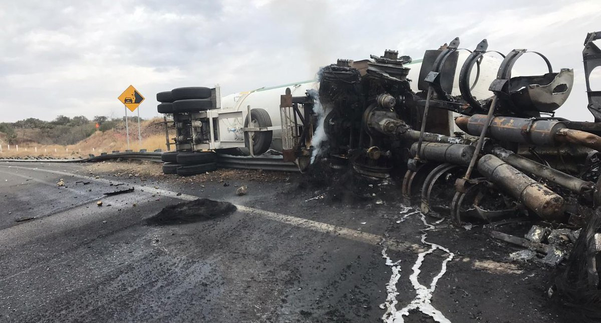 Controlan incendio de pipa con amoniaco; continúa cerrado el tramo en la Pátzcuaro-Cuitzeo