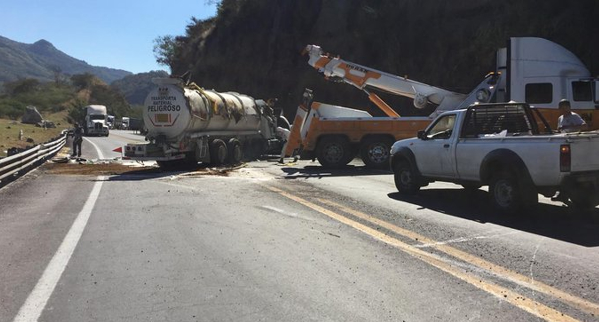 Reabren circulación en la Guadalajara-Colima tras volcadura de pipa con ácido clorhídrico