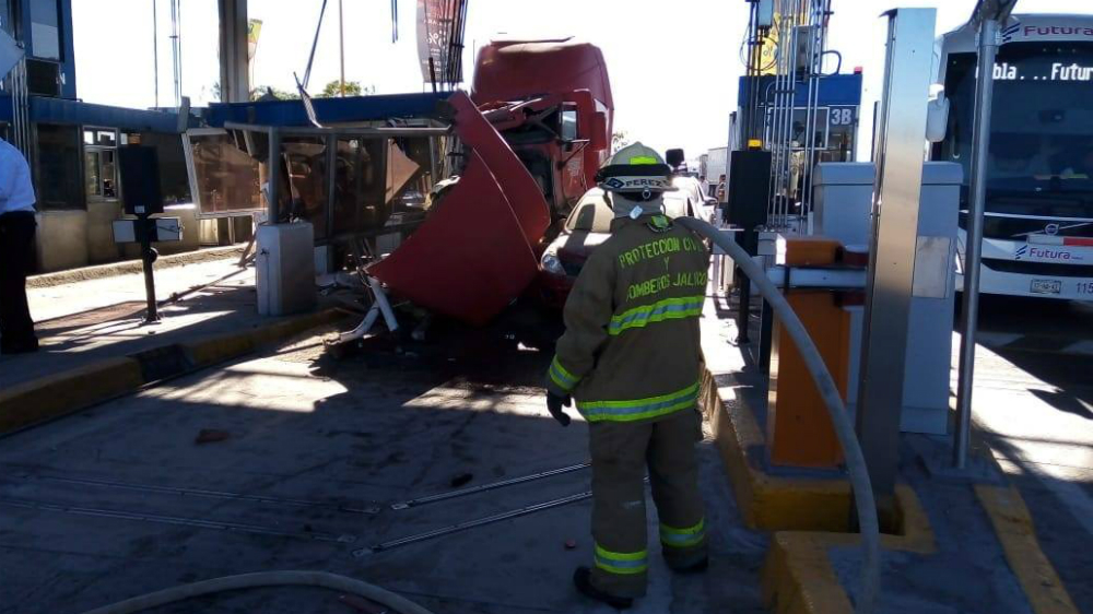 Pipa provoca fuerte accidente en autopista de Jalisco