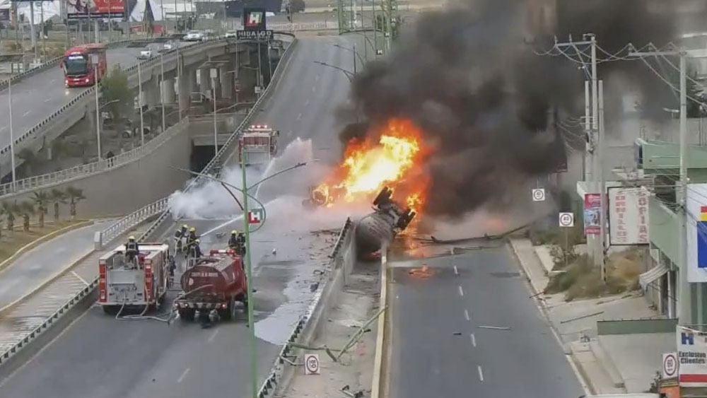 Pipa con combustible vuelca y se incendia en la México-Pachuca
