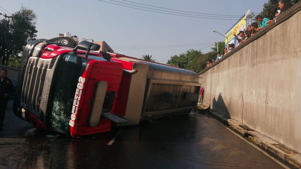 Volcadura de pipa de Bomberos deja dos lesionados en Eje 6