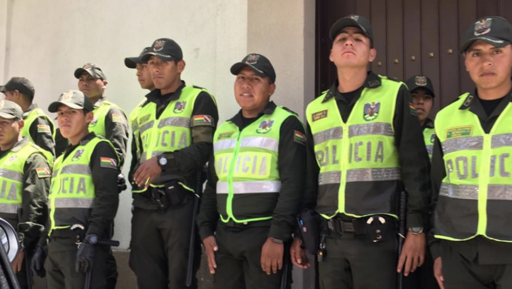 Policía boliviana pide a México “colaborar” y entregar a refugiados