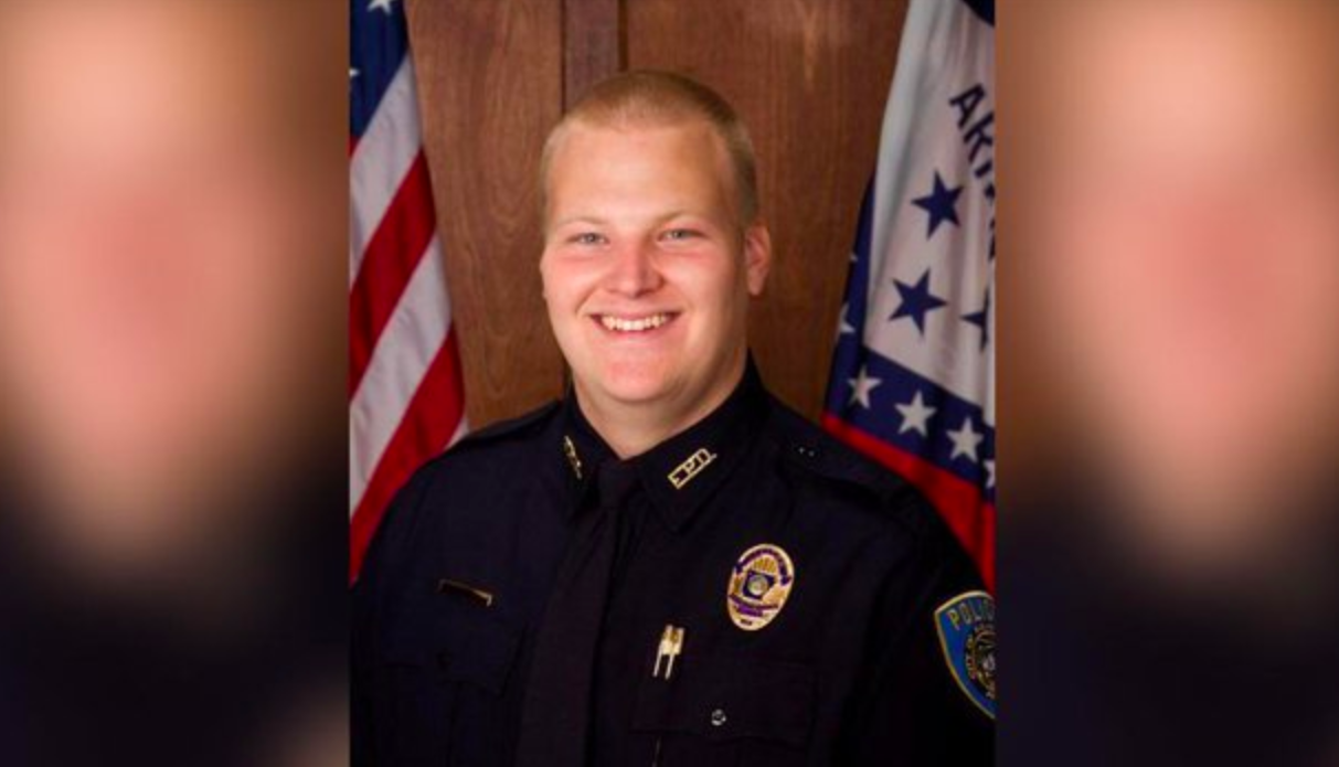 Emboscan a agente cuando estaba sentado en su patrulla en Arkansas