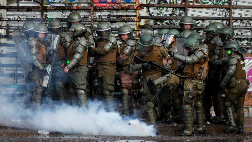 Dan prisión preventiva a cinco policías de Chile por torturar a manifestante