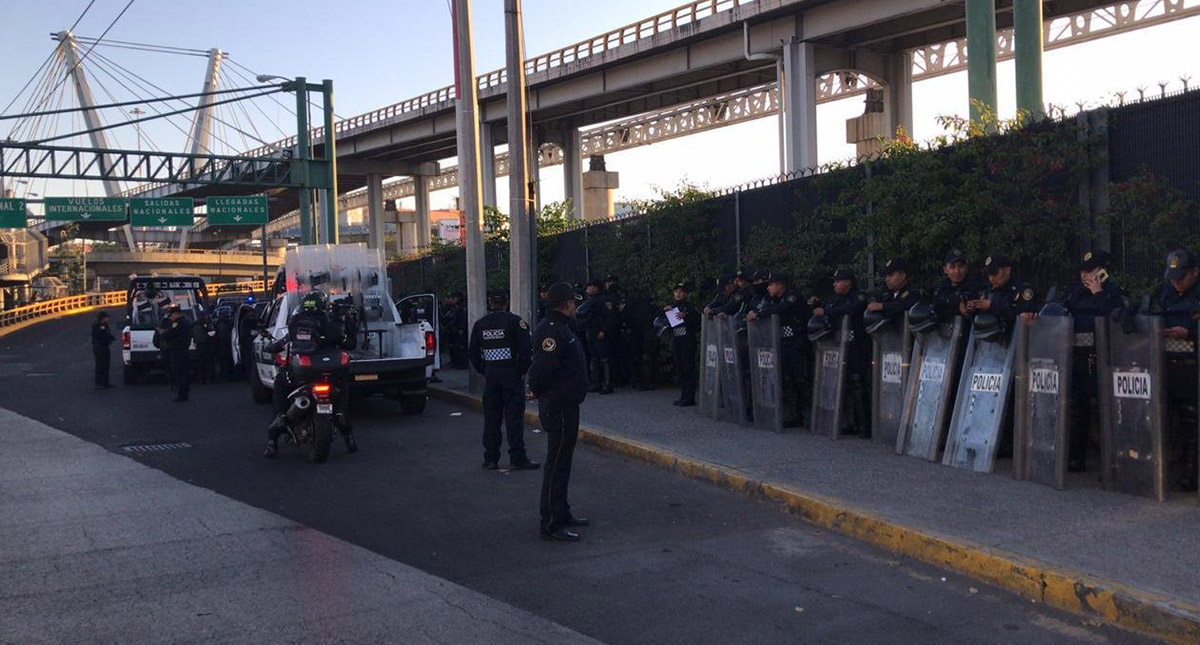 Policías capitalinos se retiran del AICM tras amenaza de bloqueo - policias-en-inmediaciones-del-aicm