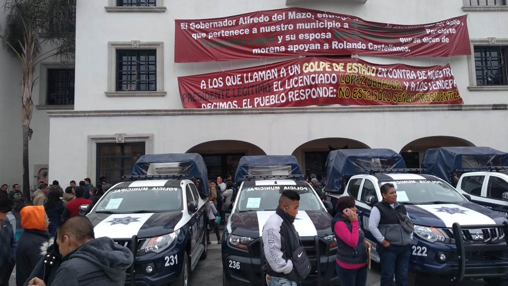 Policías toman palacio municipal de Los Reyes La Paz