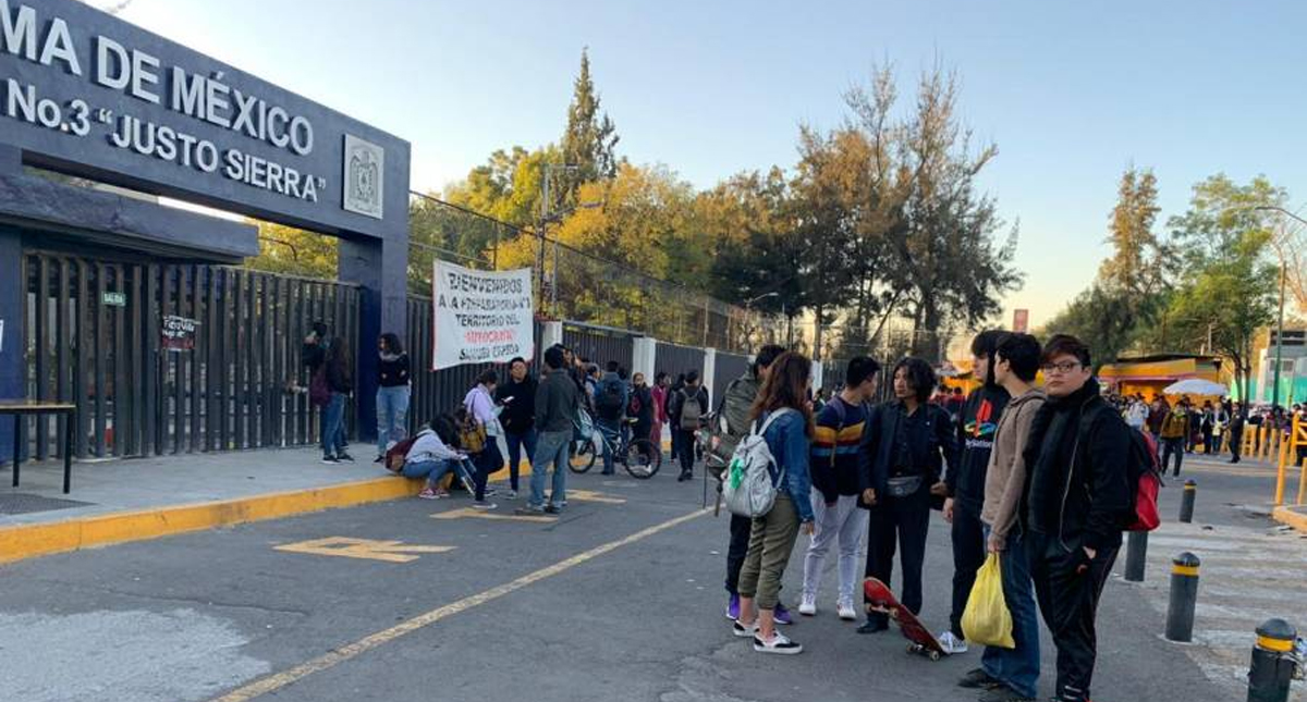 Mujeres encapuchadas bloquean la Prepa 3 de la UNAM
