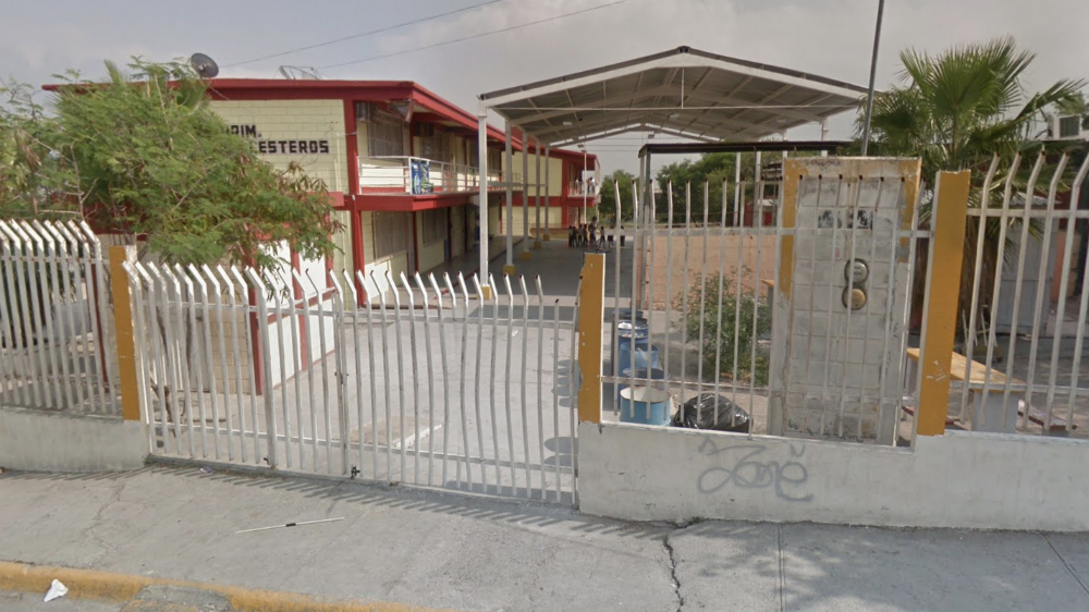Padres cierran primaria en Nuevo Léon; acusan que profesora fue armada a clases
