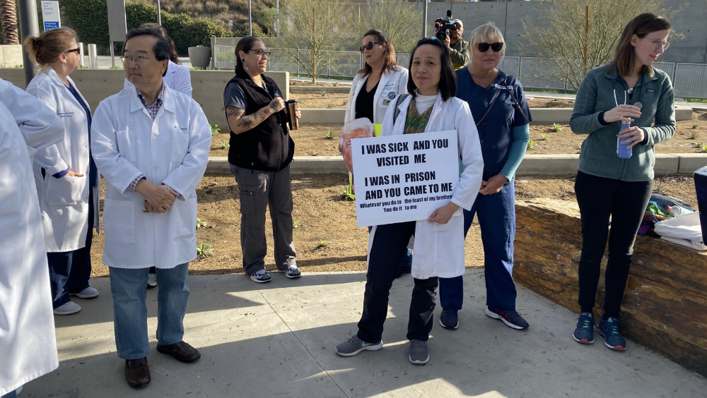 Médicos protestan afuera de centros migrantes en California