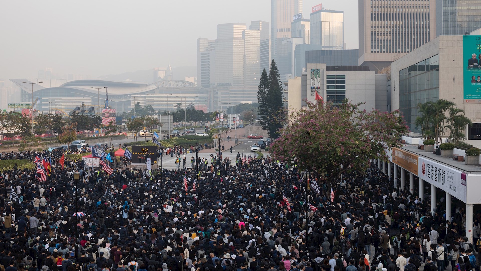 Policía de Hong Kong inicia detenciones navideñas