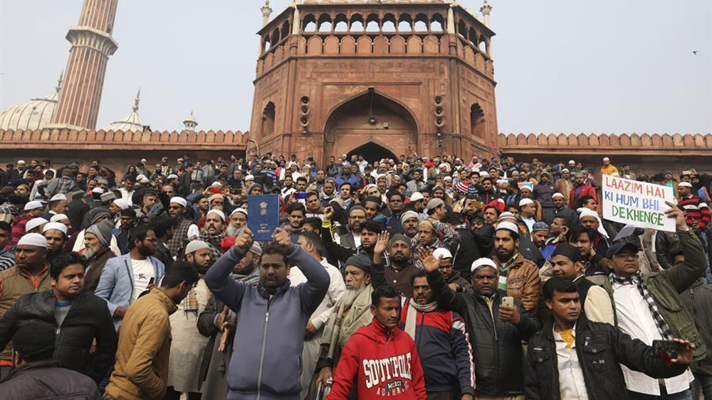 Suman 16 muertos tras protestas en India