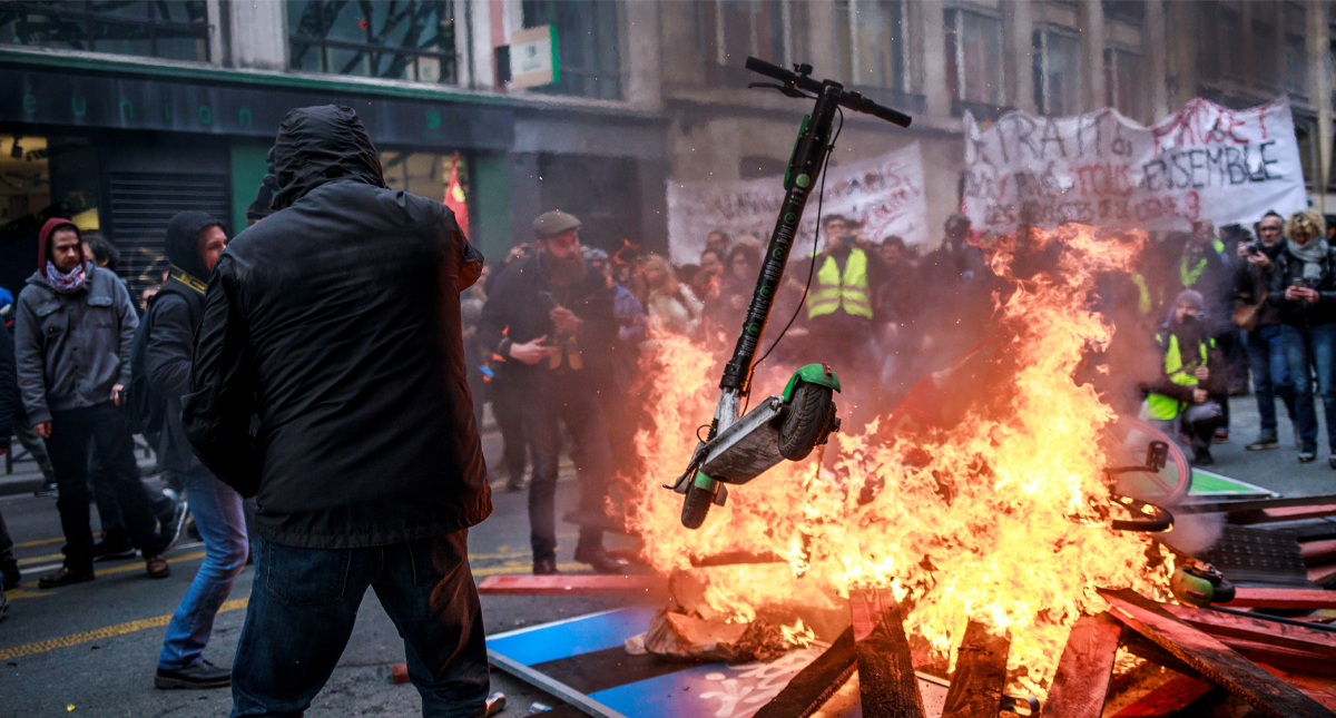 Desafío a Macron en plenas navidades por reforma a pensiones