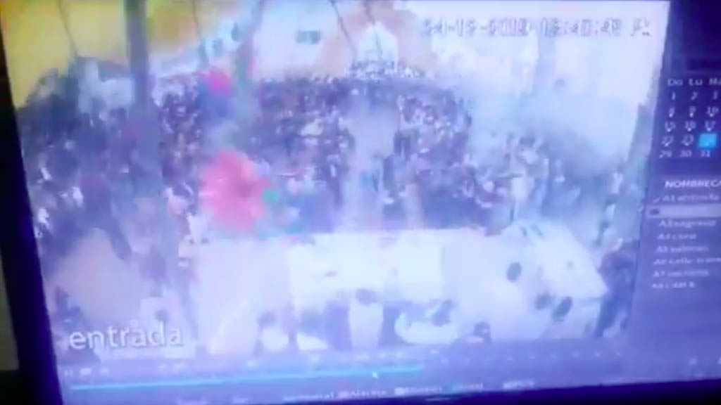 #Video Cae lona sobre feligreses durante misa en Puebla