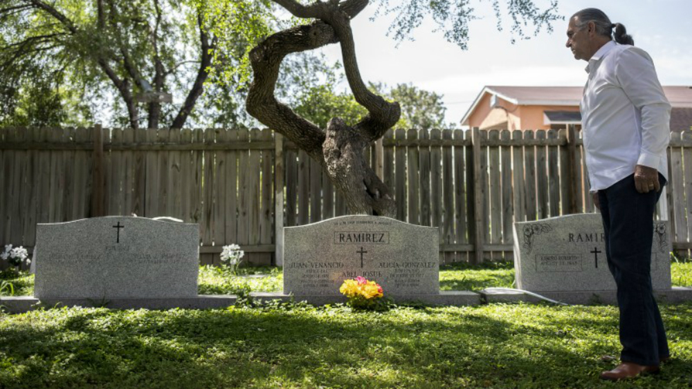Cementerios e iglesia de familia de Texas se salvan del muro de Trump