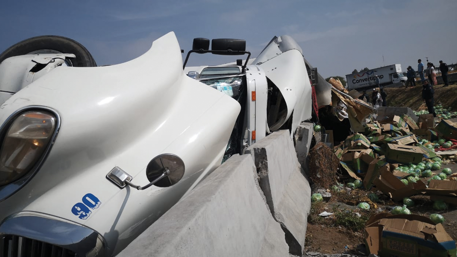 #Video Rapiña en tráiler cargado de lechugas en Nezahualcóyotl