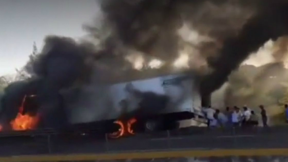 #Video Pobladores realizan rapiña a tráiler en llamas en Veracruz