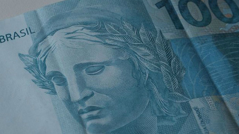 Bolsonaro decreta aumento de salario mínimo por encima de inflación en Brasil