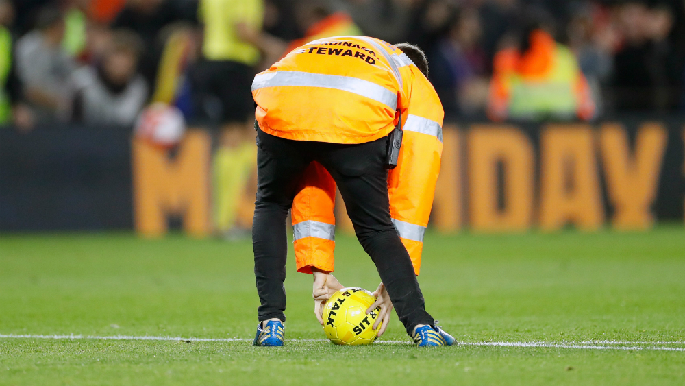 Multan al Barcelona y reciben aviso de veto para el Camp Nou