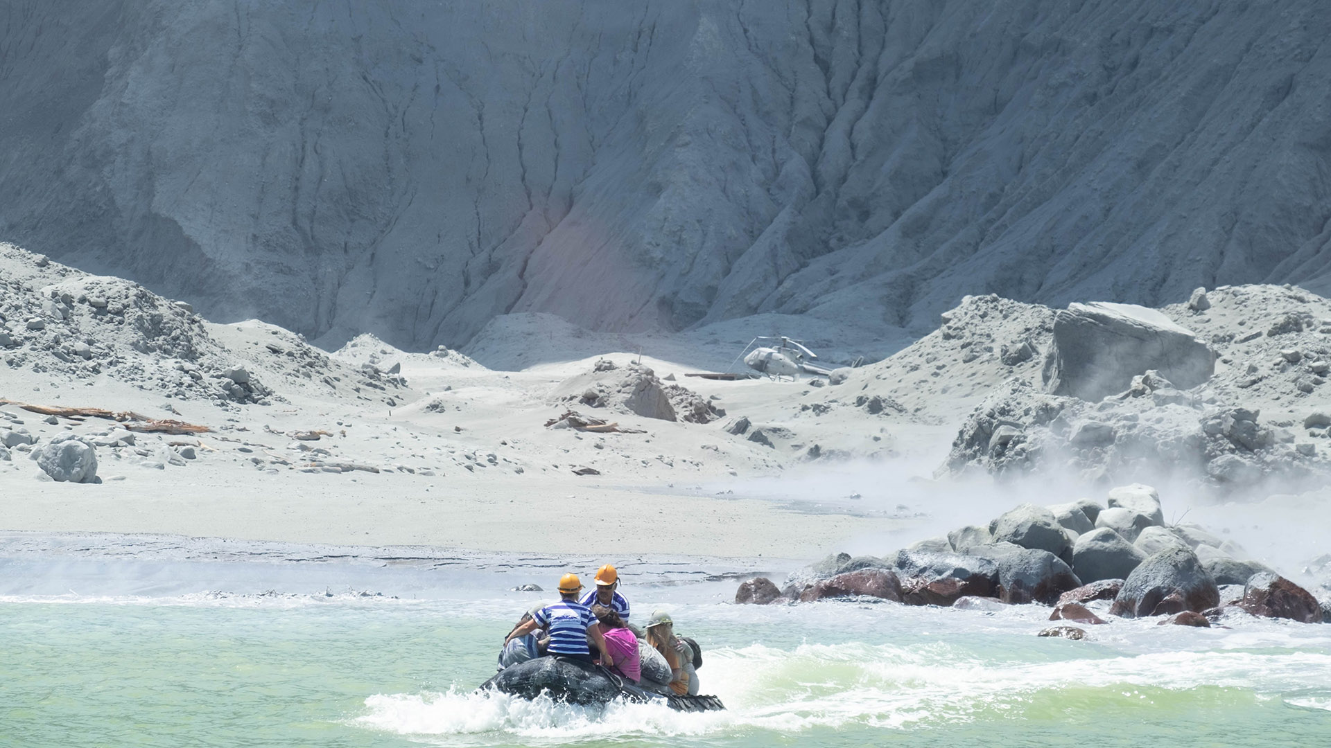 #Video Al menos cinco muertos por erupción de volcán Whakaari - rescate-de-turistas-de-isla-tras-erupcion-del-volcan-whakaari