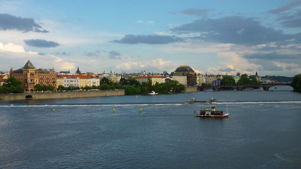 Cuatrocientos nadadores se lanzan al gélido río Moldava en Praga