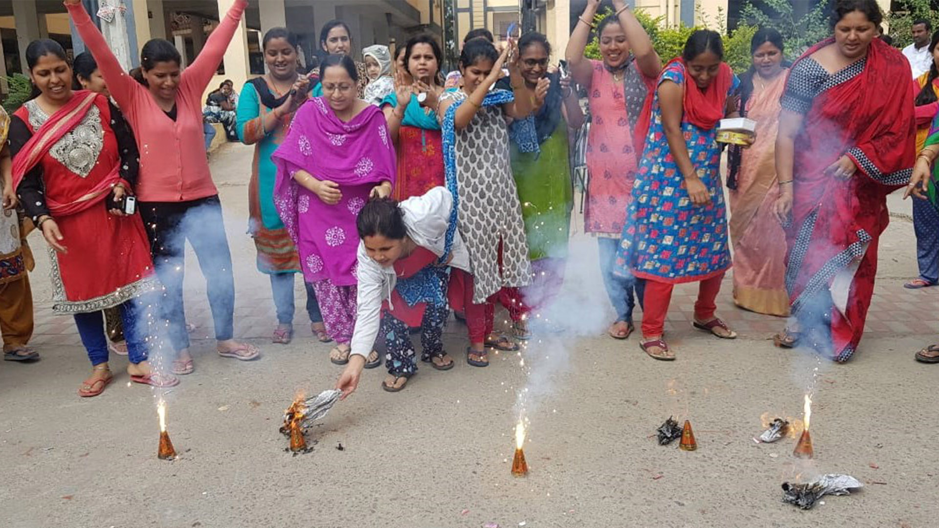 Policías de la India abaten a violadores y homicidas de joven veterinaria - rito-hindu