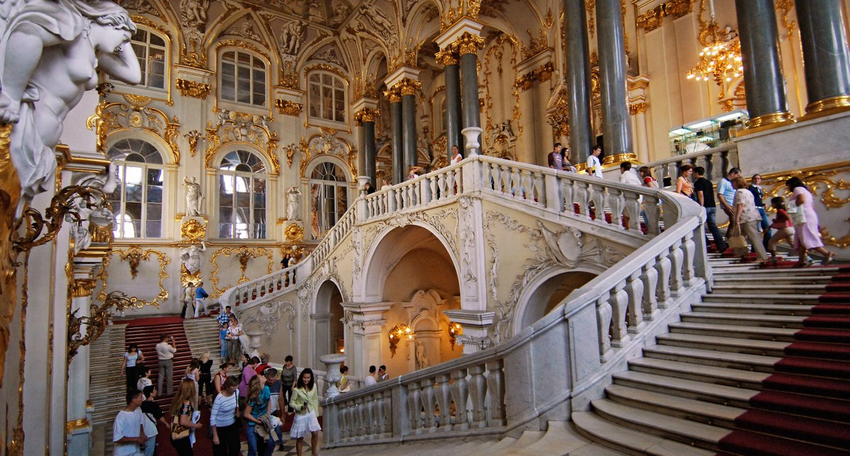 Rusos hacen largas filas para visitar el museo del Hermitage en su 255 cumpleaños