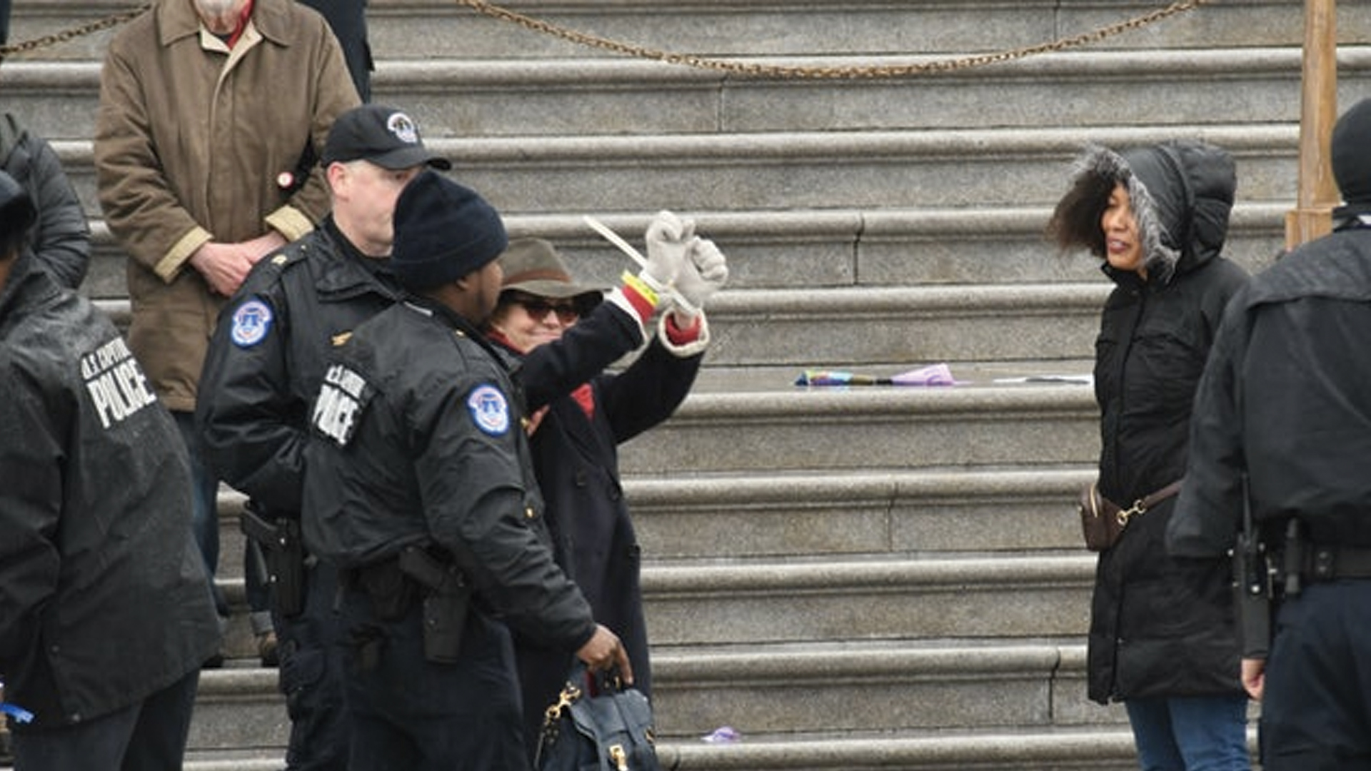 Detienen a Sally Field por participar en protesta de Jane Fonda