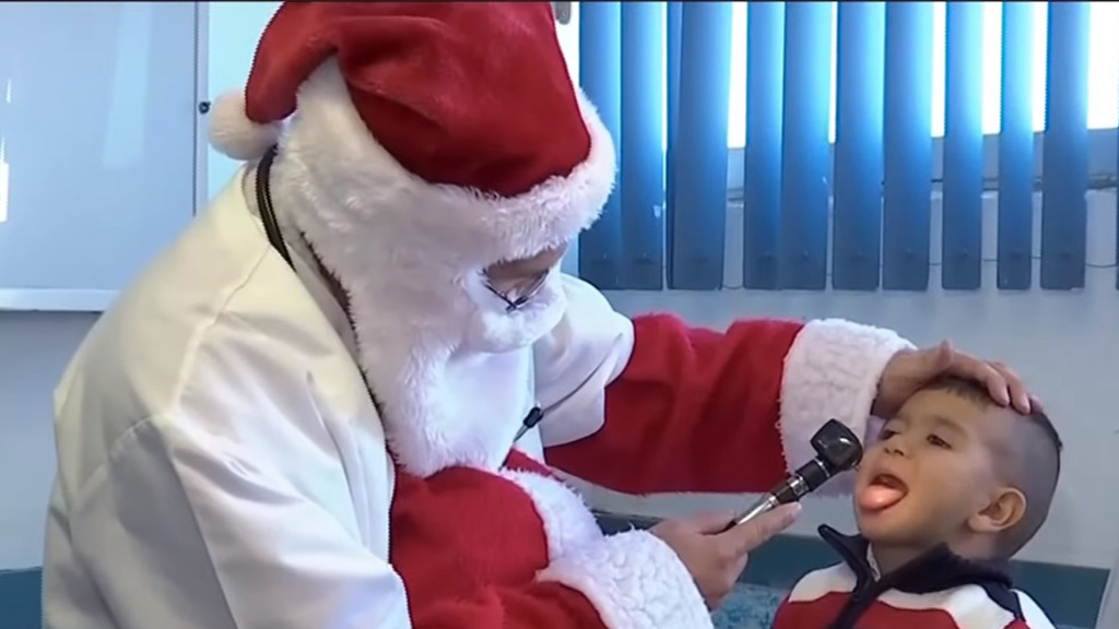 Oncólogo de Guadalajara se disfraza de Santa Claus para sorprender a niños - santa-claus-revisa-a-ninos-en-hospital-civil-de-guadalajara