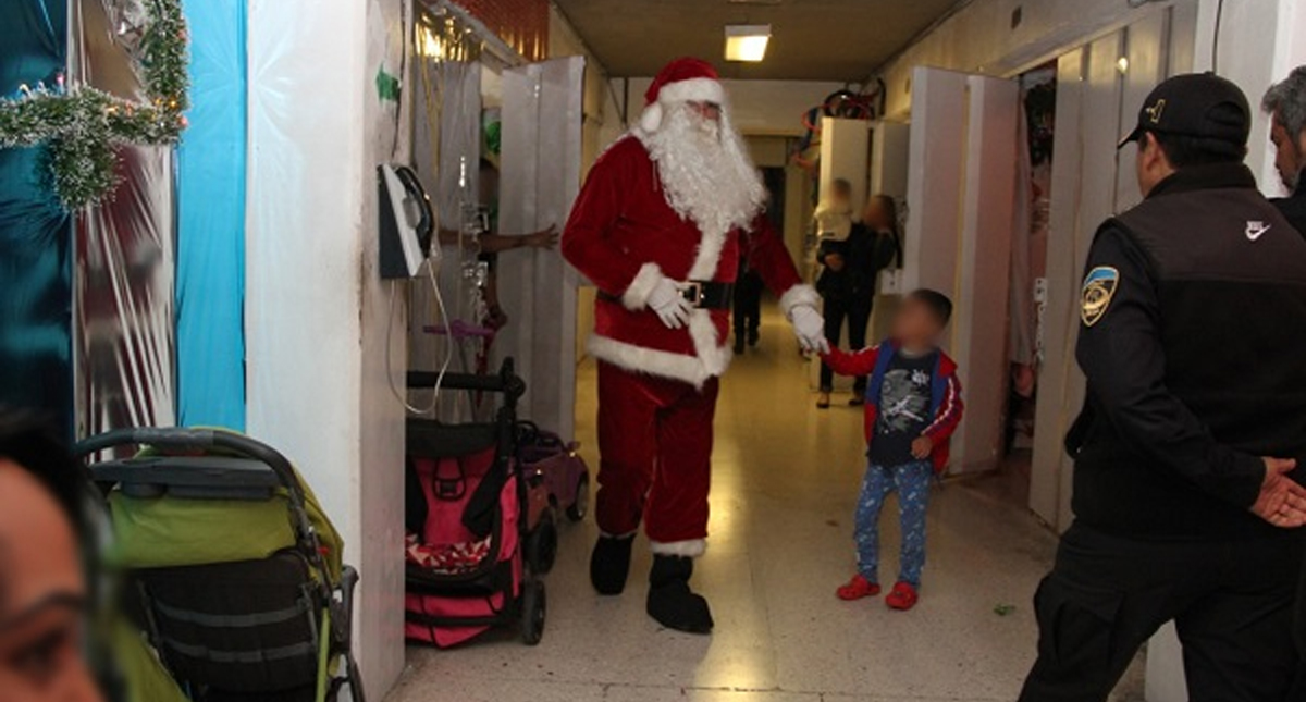 Hijos de internas en Santa Martha celebraron la Navidad con Santa Claus