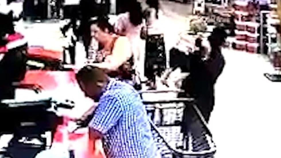 #Video Guardia de seguridad roba a niño en supermercado mientras su abuela platica - secuestro-de-nino-en-supermercado-de-durban-sudafrica