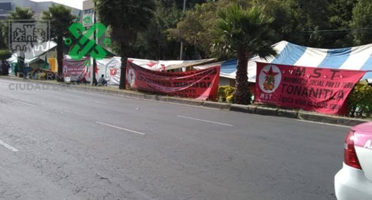 UNTA mantiene plantón por tercer día frente a la Sedatu en Coyoacán UNTA mantiene plantón por tercer día frente a la Sedatu en Coyoacán
