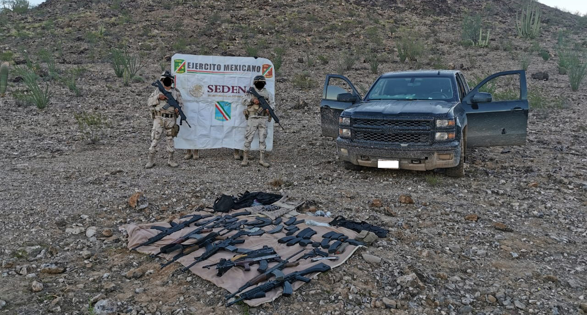 Militares encuentran armamento en vehículo abandonado en Caborca, Sonora